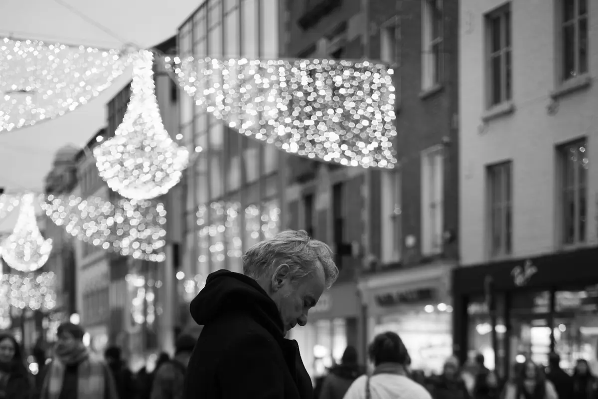 The Clocks Go Back: Dark Evenings and Winter Web Behaviour